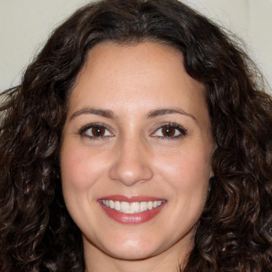 Esperanza Villalobos, Directora de Análisis Financiero